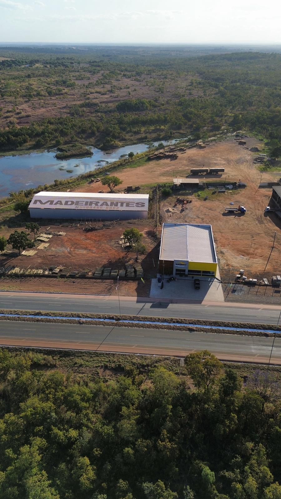 Vista aérea da Madeirantes com galpão, loja e pátio de madeiras em Cuiabá-MT