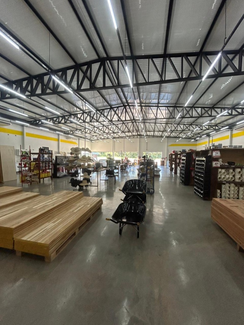 Interior da loja Madeirantes com madeiras, materiais de construção e ferramentas em Cuiabá